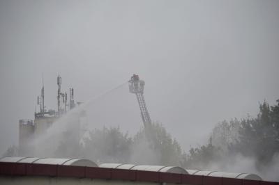 Brand in Druckerei sorgt fuer Grosseinsatz in Backnang - Rauchsaeule weithin sichtbar
